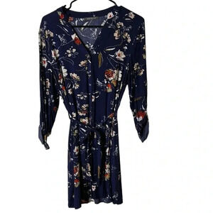 Suzy Shier Blue floral wrap dress ,
tie waist, button front ,seam pockets,EC